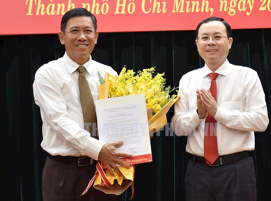 Đồng chí Nguyễn Văn Hiếu trao quyết định cho đồng chí Trần Xuân Điền.